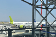 Liv 19 juli 2025 - Airport Thessaloniki. Her til høyre bak så oppdager vi et flyselskap vi ikke har registrert før. Det er Aegean Airlines som er et gresk flyselskap med base på Athen lufthavn. Selskapet ble grunnlagt i 1987, og er medlem i flyalliansen Star Alliance