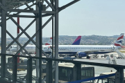 Liv 19 juli 2025 - Airport Thessaloniki. Så hvor mange flyplasser har Hellas, jeg prøver og finne det ut. Jeg kommer til at Hellas har 37 store og små flyplasser og minst 17 av dem har har regelmessige flyvninger til og fra andre europeiske destinasjoner