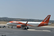 Liv 19 juli 2025 - Airport Thessaloniki. G-EZGX er nærme nok til at vi kan identifisere den. Det er easyJet sin Airbus A320-214 fra juli 2018. Den har vi ikke sett før, har bare sett G-EZBR i samme serien