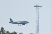 Morten 10 juli 2025 - British Airways lander på Gardermoen flyplass, klokken er fremdeles 10.34. Det er flere stolper her og det er flere rullebaner her, det kan jeg bekrefte