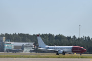 Morten 10 juli 2025 - LN-DYX tar av fra Gardermoen flyplass, klokken er 10.39. Vi skal følge Norwegian Air Shuttle AOC når dem tar av, og så ser jeg at det står to Super Hercules i bakgrunnen. Dem oppdaget jeg ikke når jeg var her