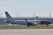 Morten 10 juli 2025 - LN-DYY tar av fra Gardermoen flyplass, klokken er fremdeles 10.34. Det er faktisk for varmt i dag og ikke vind. Så det er bare tull og ta nærbilder av pilotene