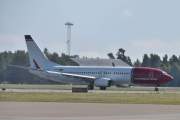 Morten 10 juli 2025 - LN-NIK tar av fra Gardermoen flyplass, klokken er 10.23 og jeg har løst problemet med gjerde. Det er litt uvanlig å se dem fra denne vinkelen. Det er Norwegian Air Shuttle AOC som kommer med sin Boeing 737-8FZ fra 2010