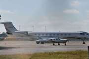 Morten 10 juli 2025 - N721GA på Gardermoen flyplass, det er Gulfstream Aerospace som står her med sin Gulfstream G700 fra 2024. Den er stor når du ser på det lille flyet foran, så dette kan ikke bli i kategorien Små-jet. Men jeg så en 30 mai 2020 som ligner litt i fargene, så jeg må holde det litt åpent