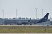 Morten 10 juli 2025 - SE-RSI på Gardermoen flyplass, klokken er 10.43 og blir det siste flyet herfra. Det er SAS Link med sin Embraer ERJ-195LR som er fra 2007 og heter Holte Viking. Det nærmeste jeg kommer her er 6 oktober 2024 over Kløfta, da kom dem fra Gardermoen flyplass og jeg tok bilde