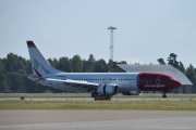Morten 10 juli 2025 - SE-RTV lander på Gardermoen flyplass, det er Norwegian Air Sweden AOC som kommer med sin Boeing 737 MAX 8 fra februar 2025. Den har jeg ikke tatt bilde av før, men jeg har sett Norwegian med fjell på halen
