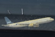 Morten 10 juli 2025 - Store fly på Gardermoen. Den andre som står i vinduet er OY-KBK som er en Airbus A321-232 fra 2001 og heter Arne Viking og ble solgt igjen i 2023. Den har nok gjort nytten sin nå...