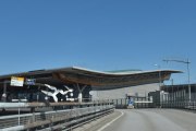 Morten 10 juli 2025 - Store fly på Gardermoen, klokken er 09.50 og jeg nærmer meg Avinor Oslo lufthavn med Kong Gustav. Jeg har kun 7 minutter på meg før jeg må dra avgårde igjen. Hvorfor er av og pålessingen bare 7 minutter?