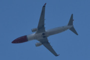 Morten 11 juli 2025 - LN-NIH over Høyenhall, klokken er 13.24 og det er Norwegian Air Shuttle AOC som kommer med sin Boeing 737-8JP fra 2014. Den så jeg 18 juli 2021 og 9 juli 2022 og 7 og 8 juli 2023, så den er godt dekket