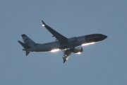 Morten 11 juli 2025 - SE-RYC over Høyenhall, klokken er 20.44 og denne måtte jeg dobbeltsjekke. Det er Norwegian Air Sweden AOC som kommer med sin Boeing 737 MAX 8 fra 2018 og helten heter Theodor Kittelsen. Jeg har et bilde fra 6 juli 2018 som er LN-NGW, og som også hadde helten Theodor Kittelsen. Jeg har ingen i serien SE-RY...