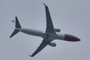 Morten 13 juli 2025 - LN-NIP over Høyenhall, klokken er 14.24 og det er Norwegian Air Shuttle AOC som kommer med sin Boeing 737-86N fra 2013 og helten heter Gidsken Jakobsen. Den så jeg 6 juli 2023 og 3 juli 2025 og har 23 bilder totalt