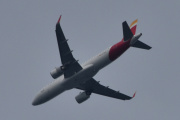 Morten 15 juli 2025 - EC-NJY over Høyenhall, klokken er 18.06 og det er Iberia Airlines som kommer med sin Airbus A320-251N fra september 2020 og heter #GraciasHéroes. Jeg så den 20 juli 2021, men har hatt litt problemer med å sitere. «Thank You, Heroes» er også en hyllest til de som tar vare på andre: transportører, omsorgspersoner, supermarkedsarbeidere, folk fra...