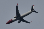 Morten 15 juli 2025 - SE-RPU over Høyenhall, klokken er 19.00 og det er Norwegian Air Sweden AOC som kommer med sin Boeing 737-8JP fra 2015. Jeg har kun sett den en gang og det var 12 februar 2025. Men fra september 2015 og til januar 2020 så het den EI-FHL, så jeg gir meg ikke på gamle bilder