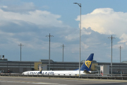 Morten 16 juli 2025 - 9H-QAZ på Gardermoen flyplass, her ser vi en Boeing 737-8AS fra 2015 hvor Malta Air er operatør. Malta Air fikk flyet i februar 2020 og før det så hadde Ryanair det, og het EI-FIK. Jeg fant ingen av dem fra før, men det ble et nytt flyselskap
