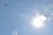 Morten 16 juli 2025 - A6-EFT besøker Høyenhall, klokken er 12.26 og det er Emirates SkyCargo vi får sammen med solen