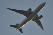 Morten 16 juli 2025 - ET-BAC over Høyenhall, klokken er 21.17 og jeg er hjemme igjen. Hvor mye har jeg gått glipp av i dag? Det er Ethiopian Airlines Cargo som kommer med sin Boeing 777-F fra mai 2025. Jeg er litt sliten nå, men den har jeg ikke registrert før nå :-)