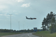 Morten 16 juli 2025 - Norwegian over Gardermoen flyplass, klokken er 18.27 og dem skal lande på flyplassen. Jeg har et tilsvarende bilde fra 13 september 2024, da var det British Airways som skulle lande