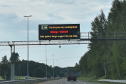 Morten 16 juli 2025 - Store fly. Klokken er 18.24 og det dukker opp et skilt. Venteplassen rasteplass er stengt, det var dumt. Jeg har stått parkert der tidligere, så hva har skjedd?