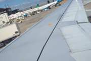 Morten 16 juli 2025 - Store fly. Jeg tror vi er på London Heathrow Airport. Det er den travleste  lufthavnen i Europa, og alt startet i 1930. Jeg tror han sitter i EI-SIE som er SAS Connect sin Airbus A320-251N fra februar 2018 og heter Gorm Viking. Da har vi sittet i samme flyet Kong Gustav, her satt jeg den 5 februar 2020 på en tur jeg hadde, som ikke er på flysiden - enda...