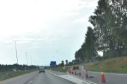 Morten 16 juli 2025 - Store fly. Så hvor er alle bilene nå, dem stod jo her for å vente på passasjerene fra flyplassen. Parkeringskaos var det her og ingen erstatningsplass har dukket opp, da må vi bare kjøre videre og håpe at vi finner en parkeringsplass
