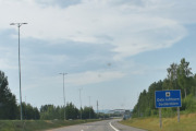 Morten 16 juli 2025 - Store fly. Klokken er 18.28 og vi kjører inn på området Oslo lufthavn Gardermoen. Her inne finnes det ingen gratis parkering bortsett fra de 7 minuttene ved av og pålessing, og etter det så må du betale