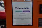 Morten 16 juli 2025 - Store fly. Klokken er 18.50 og vi har parkert bilene. Det står ingen priser for parkeringen da prisene er dynamiske og varierer avhengig av ukedag og klokkeslett. Vi stod her i 50 minutter og det kostet kr 120,- pr bil