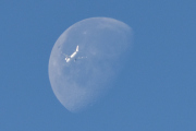 Morten 16 juli 2025 - Stort fly og månen over Høyenhall, klokken er 07.15. Her vil jeg si at piloten traff månen, men jeg kjenner ikke igjen halen. Står det en t eller f der?