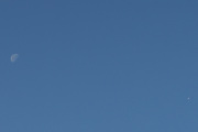 Morten 16 juli 2025 - Stort fly og månen over Høyenhall, klokken er 07.20. Er for langt unna, men jeg syns at jeg ser antydning til en rød snute