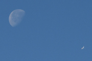 Morten 16 juli 2025 - Stort fly og månen over Høyenhall, klokken er 07.23. Her ser jeg en rød snute og kanskje en helt på halen. Dette må være Norwegian