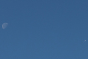 Morten 16 juli 2025 - Stort fly og månen over Høyenhall, klokken er 07.40. Tror den har blå hale, kan det være SAS? Men nå blir det ikke flere måne bilder