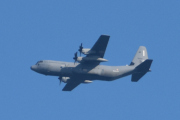 Morten 16 juli 2025 - Super Hercules over Høyenhall, klokken er 17.46 og akkurat når vi skal sette oss inn i bilene så kommer Royal Norwegian Air Force Luftforsvaret med sin Lockheed Martin C-130J-30 Super Hercules