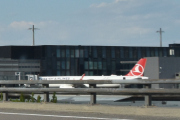 Morten 16 juli 2025 - Turkish Airlines på Gardermoen flyplass, klokken er fremdeles 18.43. Jeg så dem sist jeg var her 10 juli 2025 også