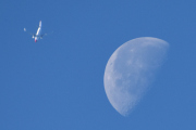 Morten 17 juli 2025 - Norwegian og månen over Høyenhall, klokken er 07.31. Det er en ny dag og jeg tok det samme bilde i går. Men nå er vi litt nærmere