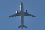 Morten 17 juli 2025 - OY-KAP over Høyenhall, klokken er 13.38 og det er SAS Scandinavian Airlines som kommer med sin Airbus A320-232 fra 2007 og heter Viglek Viking. Jeg har ikke sett den i juli før, men 1 mars 2023 fikk vi med månen