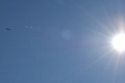 Morten 17 juli  2025 - SE-RSM over Høyenhall, klokken er 16.33 og det er SAS Link som kommer med sin Embraer ERJ-195LR fra 2008 og som heter Kvaser Viking. Dem fikk flyet i august 2022 og nå er det vanskelig å få med solen