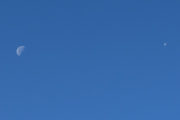 Morten 17 juli 2025 - Stort fly og månen over Høyenhall, klokken er 07.35 og det blir ikke flere slike bilder i dag