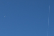 Morten 18 juli 2025 - Jetfly over Høyenhall, klokken er 11.05 og vi har månen og en fugl sammen med jetflyet