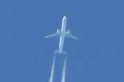 Morten 18 juli 2025 - Jetfly over Høyenhall, hvorfor blir alle flyene så hvite når dem flyr så høyt oppe? Sjekk denne da, jeg har ikke tatt bilde av et jetfly 18 juli før