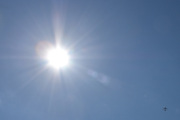 Morten 2 juli 2025 - SE-ROL over Høyenhall, klokken er 14.23 og det er SAS Scandinavian Airlines som er førstemann inn sammen med solen