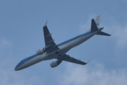 Morten 22 juli 2025 - PH-EZO over Høyenhall, klokken er 13.30 og det er KLM Cityhopper som kommer med sin Embraer E190STD fra 2010. Den har jeg ikke sett før, men tok et bilde 1 juli 2022 og 3 juli 2024 av KLM Cityhopper