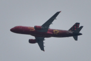 Morten 23 juli 2025 - OO-SNO over Høyenhall, klokken er 17.06 og det er Brussels Airlines som kommer med sin Airbus A320-214 fra 2009. Dem fikk flyet i august 2022 og den heter Trident. I november 2022 ble den malt i Belgian Icons - Red Devils / Red Flames