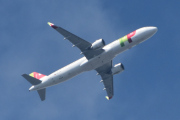 Morten 24 juli 2025 - CS-TJN over Høyenhall, klokken er 12.03 og det er TAP Air Portugal som kommer med sin Airbus A321-251N fra juli 2018 og heter Nadir Afonso. Den så jeg 8 juli 2023, og da siterte jeg den. Nadir Afonso var en portugisisk geometrisk abstraksjonistisk maler. Formelt utdannet i arkitektur, som han praktiserte tidlig i karrieren med Le Corbusier og Oscar Niemeyer...