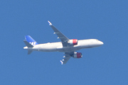 Morten 24 juli 2025 - SAS over Høyenhall, klokken er 09.57 og dem skal lande på Gardermoen med sine Ferrari-røde motorer. Dem skulle symbolisere kraft, og det startet i 1998 på en Boeing. Når startet det med Ferrari-røde motorer på en Airbus? Jeg har et bilde fra 3 februar 2019