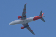 Morten 28 juli 2025 - OE-LQQ over Høyenhall, klokken er 15.26 og det er easyJet Europe som kommer med sin Airbus A319-111 fra 2009. Den har jeg ikke tatt bilde av, men før februar 2018 så het den G-EZFG. Sammen med Liv så har vi et bilde fra 19 juli 2025 av G-EZGX