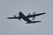 Morten 28 juli 2025 - Super Hercules 5699 Frøya besøker Høyenhall, dere får ikke klokkeslettet, men fra denne vinkelen ser den slank ut