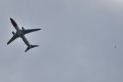 Morten 3 juli 2025 - LN-ENU over Høyenhall, klokken er 14.59 og det er Norwegian Air Shuttle AOC som kommer med sin Boeing 737-8JP fra 2015. Her fikk vi med fuglen til høyre også