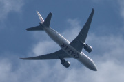 Morten 4 juli 2025 - A7-BFA over Høyenhall, klokken er 13.45 og dem kom fra en uvanlig vinkel. Det er Qatar Airways Cargo som kommer med sin Boeing 777-FDZ fra 2010 og heter الوكرة. Jeg så den 21 september 2019 over Ekeberg, men har ikke sitert den. Al Wakrah er hovedstaden i Al Wakrah kommune i Qatar... Nå håper jeg dette ble riktig