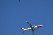 Morten 4 juli 2025 - LN-NGZ over Høyenhall, klokken er 09.07 og her fikk vi med fuglen også. Det er Norwegian Air Shuttle AOC som kommer med sin Boeing 737-8JP fra 2014. Har vi noen bilder fra juli eller med en fugl? I juli har vi 10 juli 2022, men når det gjelder fugl så har vi en jernfugl den 31 mai 2024