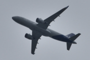 Morten 16 juni 2025 - SE-RUE over Høyenhall, klokken er 14.47 og det er SAS Scandinavian Airlines som kommer med sin Airbus A320-251N fra januar 2021 og heter Hervor Viking. Den så jeg 2 juni 2024 også