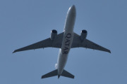 Morten 18 juni 2025 - A7-BFD over Høyenhall, klokken er 13.00 og det er Qatar Airways Cargo som kommer med sin Boeing 777-FDZ fra 2012 og heter روضة راشد. Jeg har noen datoer hvor jeg må korrigere litt, den 12 oktober 2021 og 21 februar 2022
